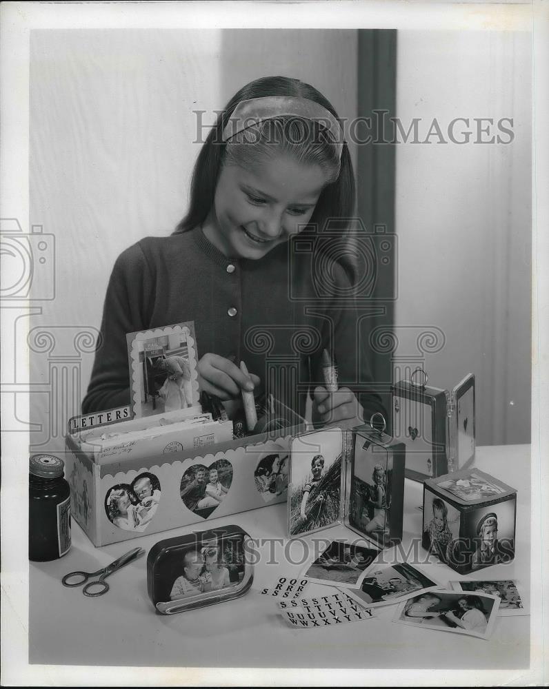 1960 Press Photo Snapshot gifts presents - Historic Images