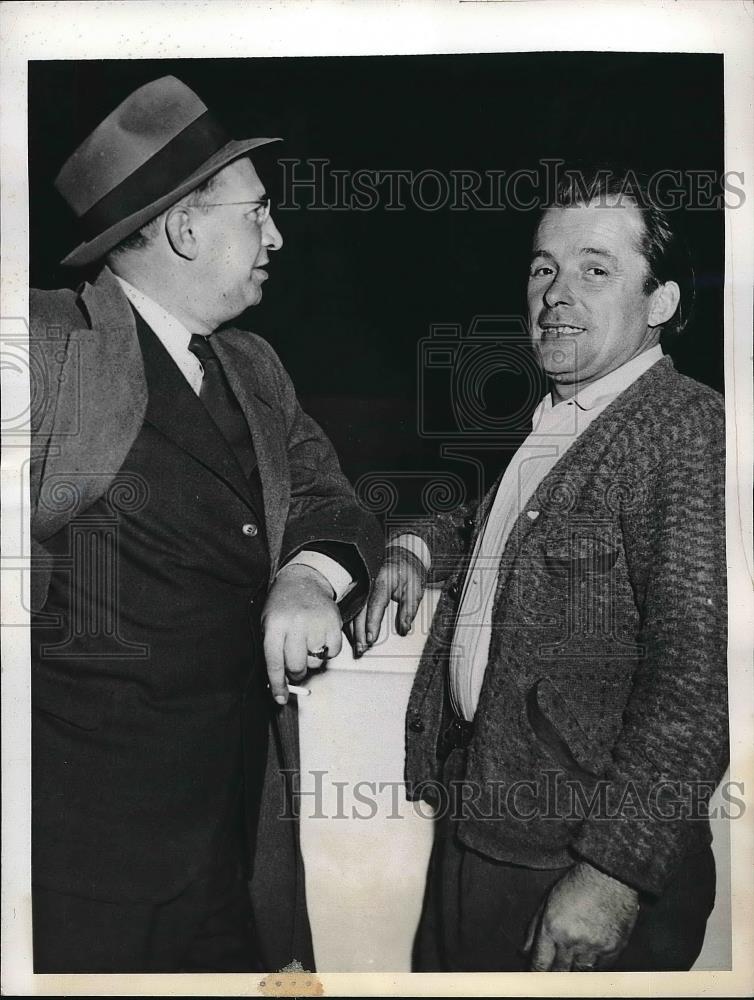 1941 Press Photo Lion tamer Captain Bill Reid with Detective Frank Ferrara - Historic Images