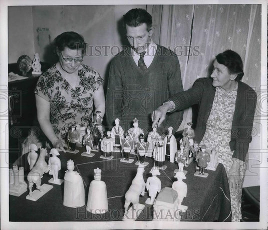 1954 Press Photo Herbert Rose WIth Wife & Mother With Set Of Chess Pieces - Historic Images