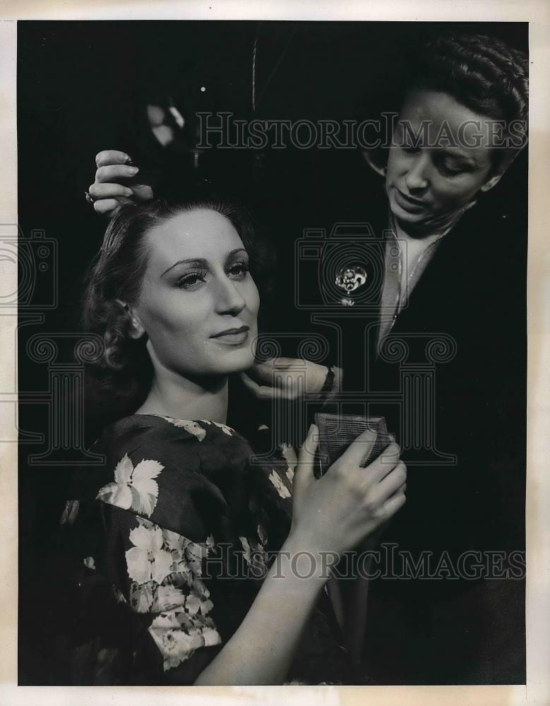 1939 Press Photo Elena Zareschi Works With Make Up Artist To Prepare For Play - Historic Images