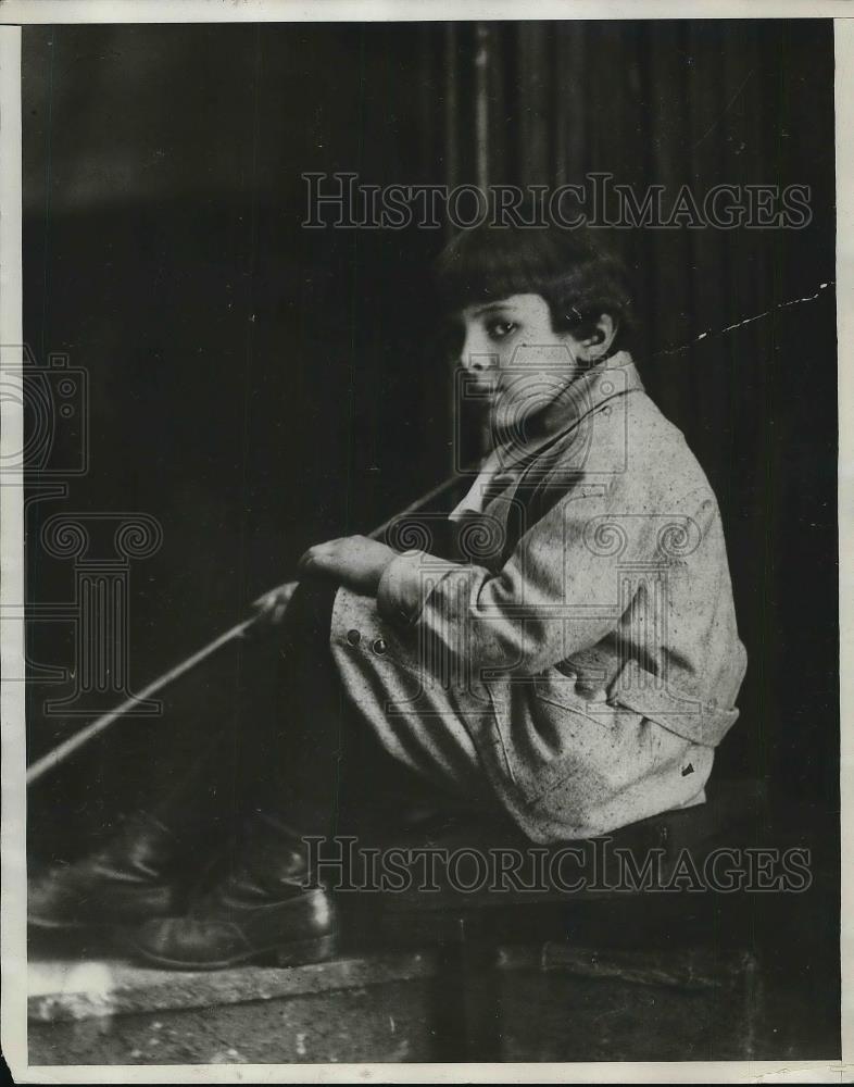 1929 Press Photo Jimmie Sitting At Ruth Kennel - Historic Images