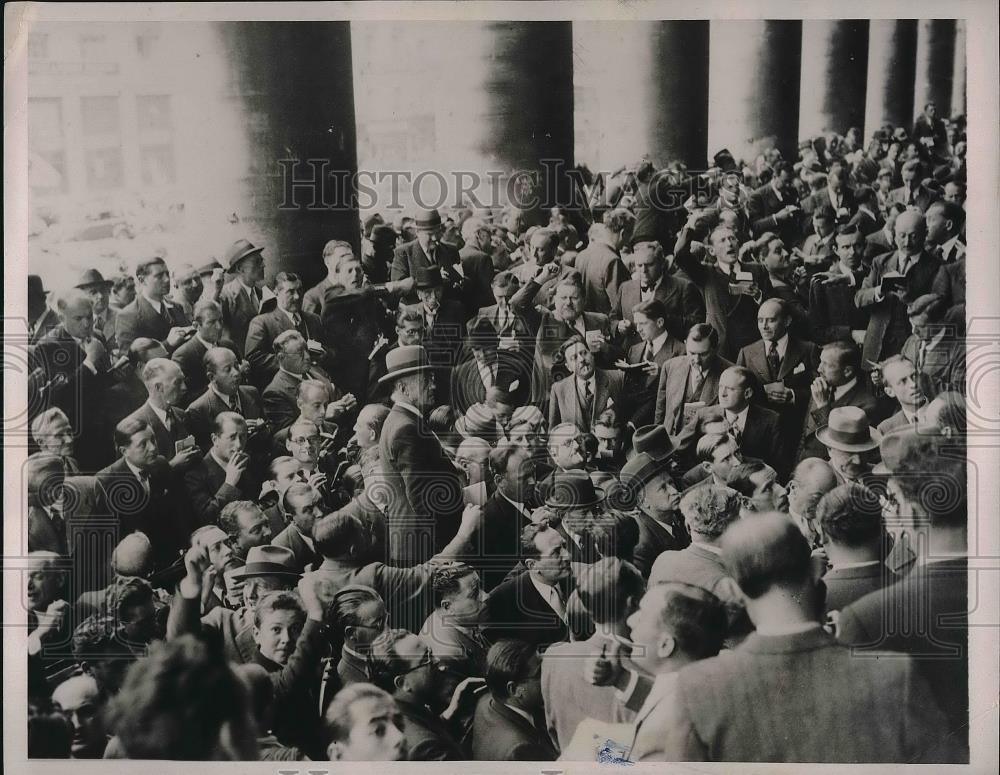 1938 Press Photo Paris Bourse Anxious Crowd at Brink of War - Historic Images