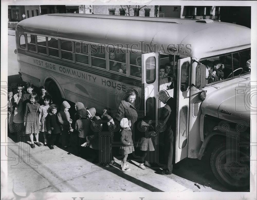 1961 Press Photo Newly purchased bus for the West Side Community House - Historic Images