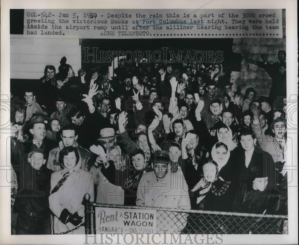 1950 Press Photo Crowd Welcomes Bucks Team at Port Columbus - Historic Images