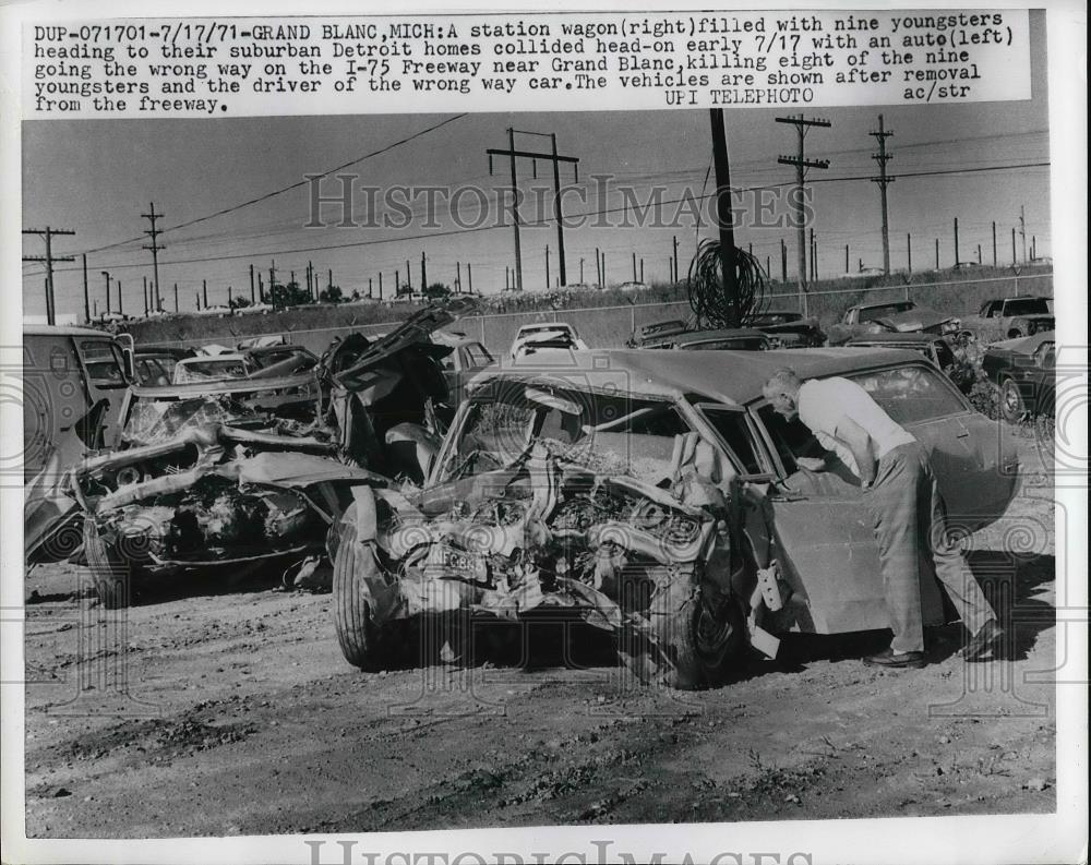 1971 Press Photo Grand Blanc, Mich. wreckage of auto accident that killed 9 - Historic Images