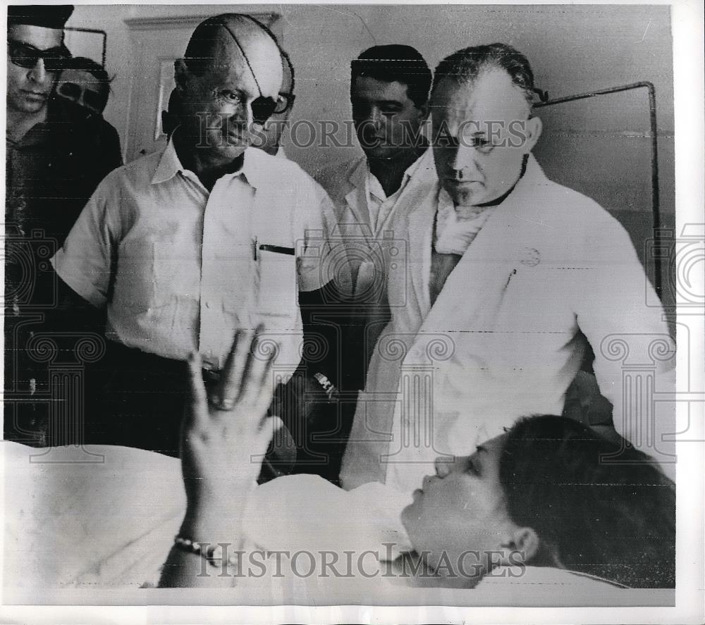 1968 Press Photo Israeli Defense Min. Moshe Dayan visits attack victim in hosp. - Historic Images