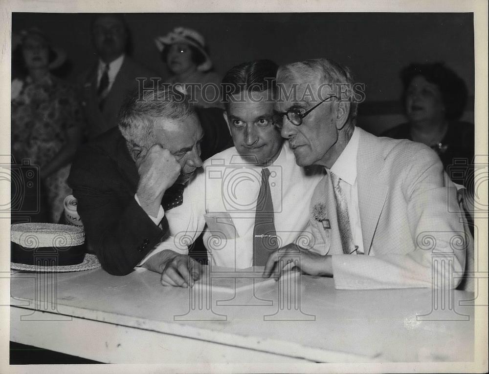 1938 Press Photo Martin Sweeney,John Kiefer & T. Townsend Sitting At Table - Historic Images