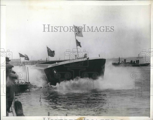 1943 Press Photo Hitting the Thames with a mighty splash, the barge "Primus" is - Historic Images