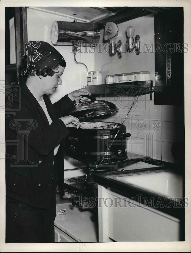 Press Photo Mrs T.J. Cook Cooking - Historic Images