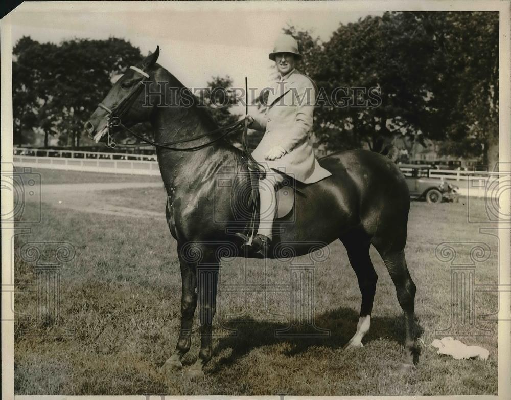 1928 Press Photo Mrs/.James A.Hawitt at the Mineola Horse Show. - Historic Images