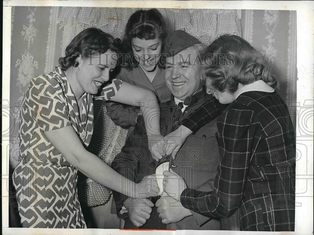 1942 Press Photo Lee R. Robins, Vet First in New Draft with his Family - Historic Images