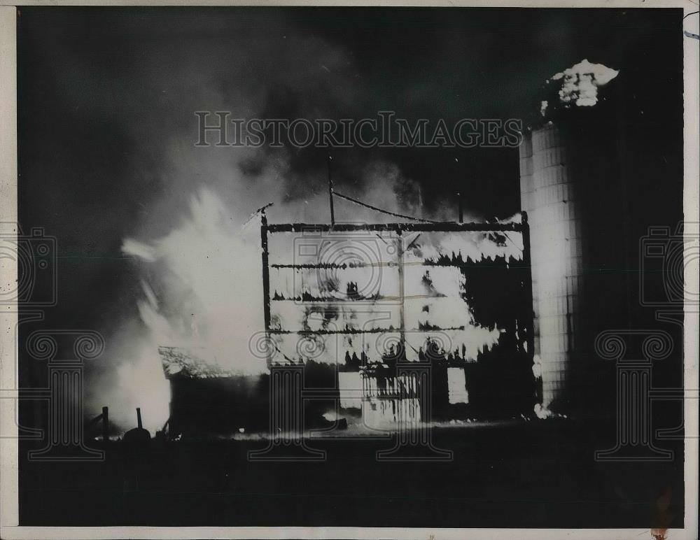 1938 Press Photo View Of Fiercely Raging Flames Racing Through Barn During Fire - Historic Images