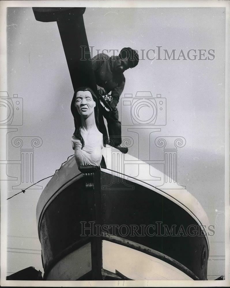 1958 Press Photo Yuen sanding the bowsprit of his dreamboat w/ the figure head - Historic Images