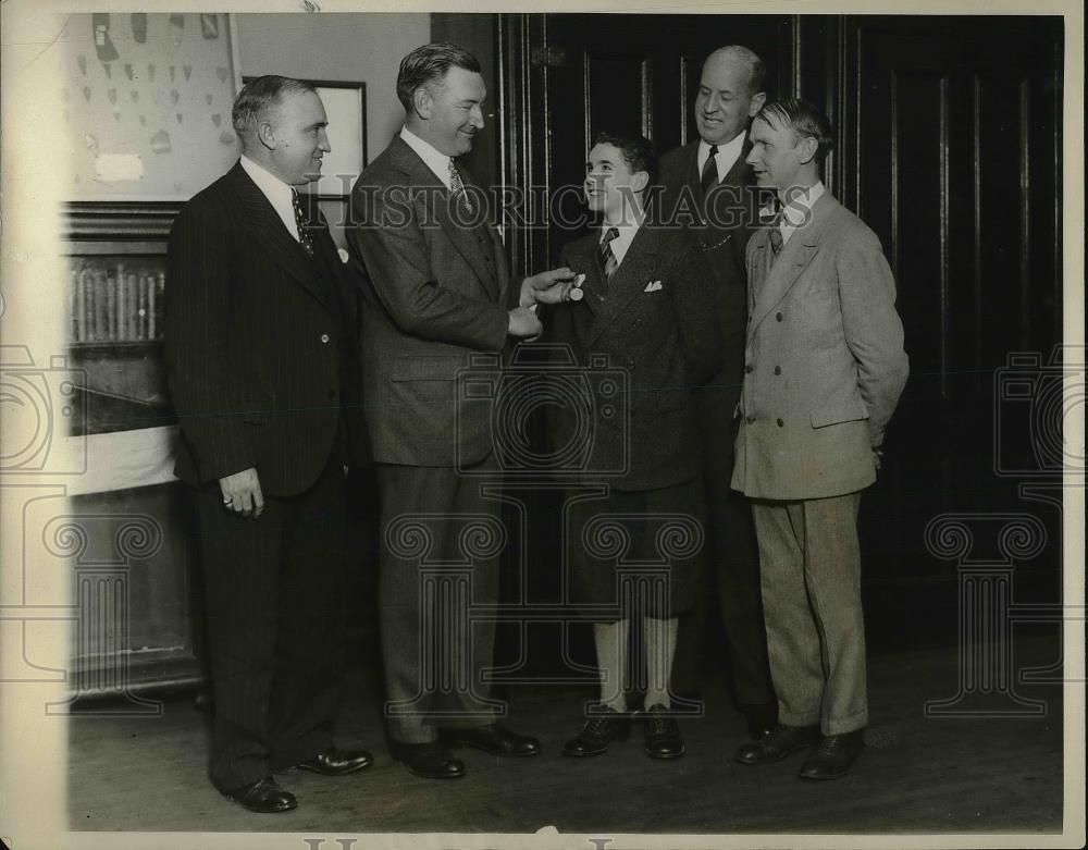 1927 Press Photo John E.Conway,award a Volar Medal for aiding arrest of Holdaper - Historic Images