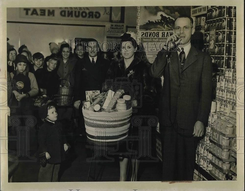 1943 Press Photo Auctionner CW Devinks &amp; Barbar Ann Golden - Historic Images