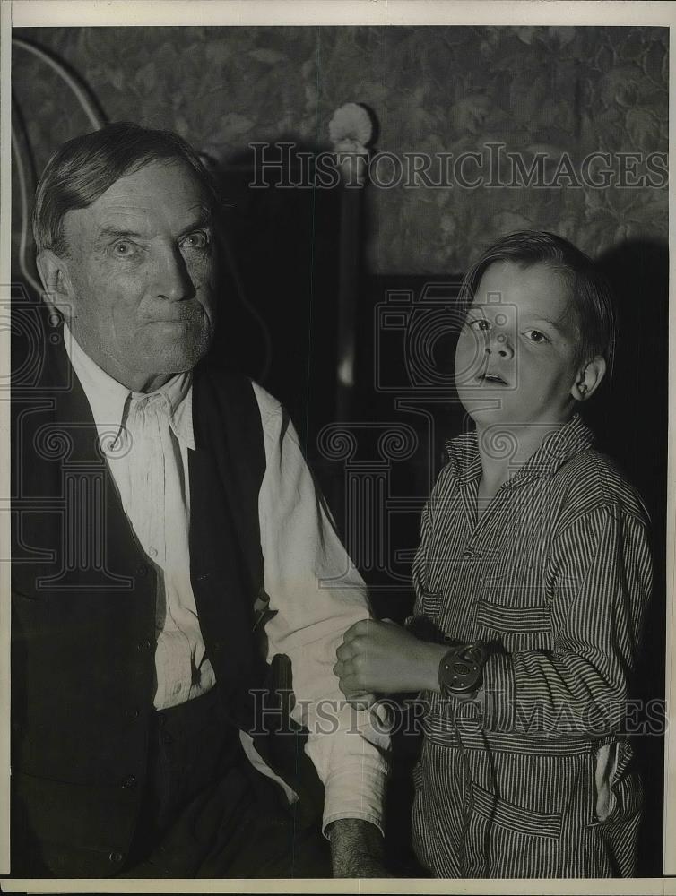 1932 Press Photo Allen Orr Foster Grandparent Fettered Child to Wall to Keep Saf - Historic Images