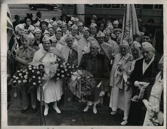 1949 Press Photo Gold Mothers Giving Wreath on Armistice Day - Historic Images