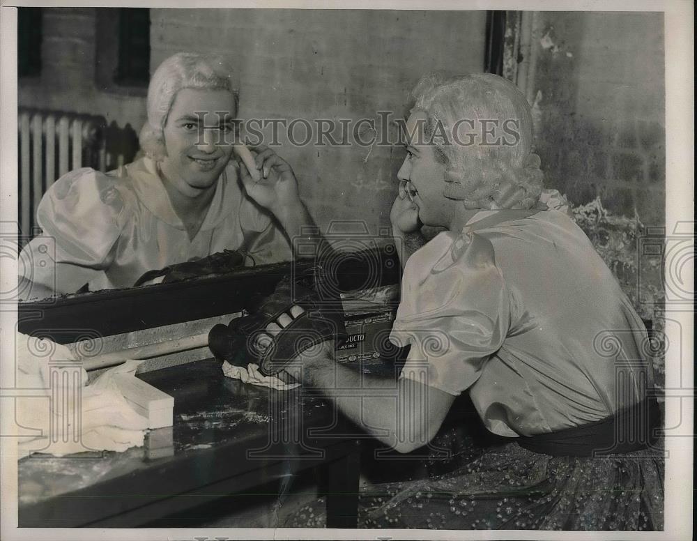 1939 Press Photo John H. Gefael,Capt.of Princeton Univ Football make up his role - Historic Images