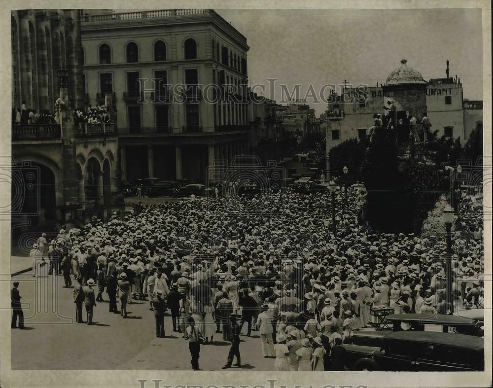 1933 Press Photo View Of Crowds Protest Medical Center Decree In Havana Cuba - Historic Images