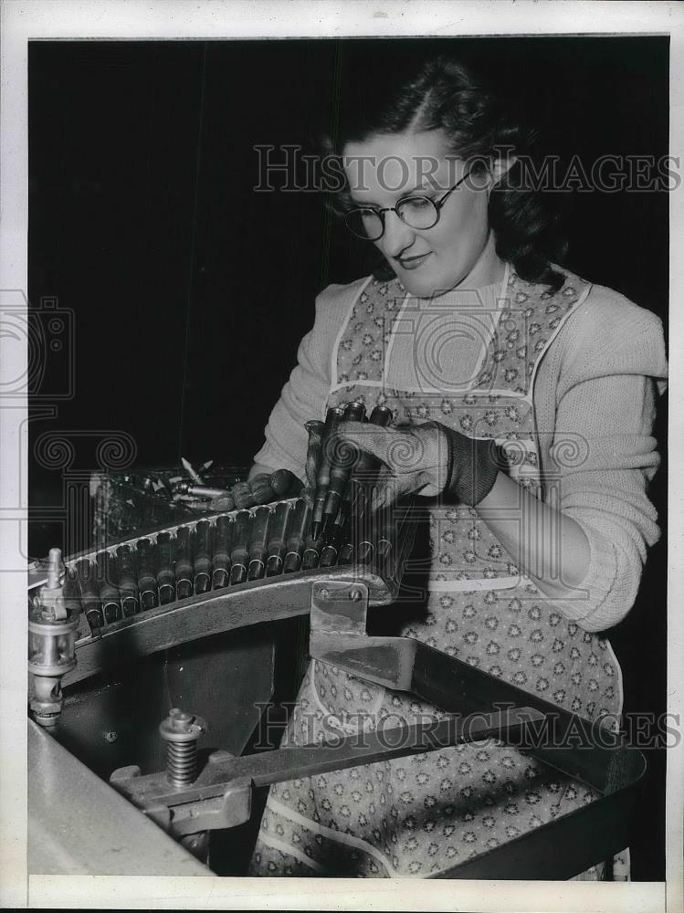 1944 Press Photo Genova Slovina, Inspector Remington Arms - Historic Images