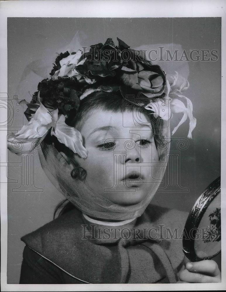 1958 Press Photo Peta Louis Skingley with her new Easter bonnet - Historic Images