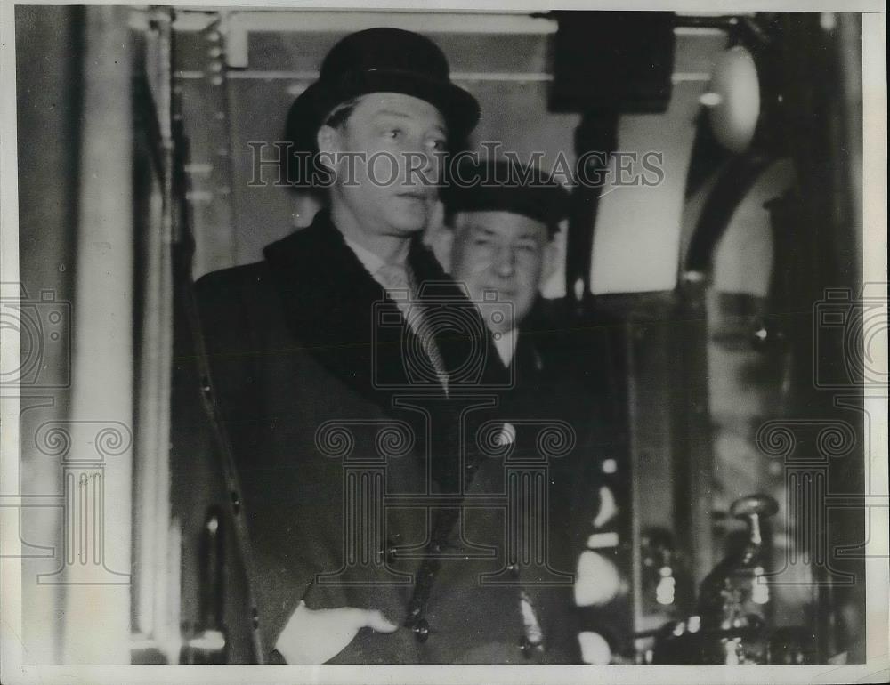 1933 Press Photo Prince of Wales Rides Subway - Historic Images