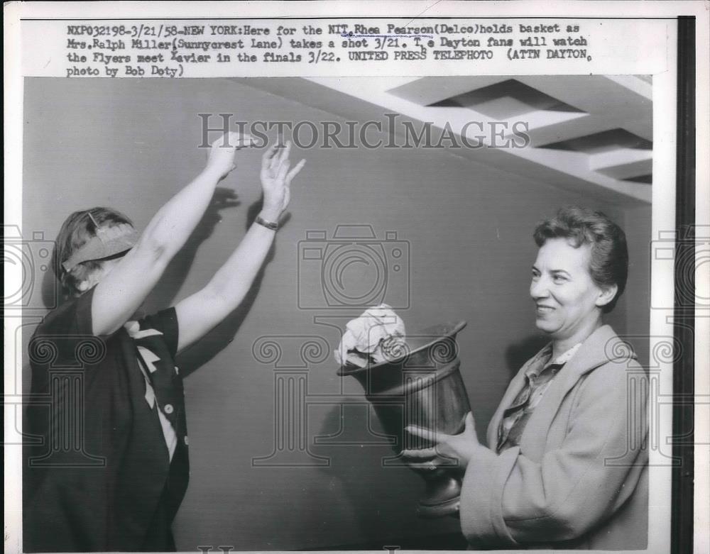 1958 Press Photo Rhea Pearson holds basket as Mrs Ralph Miller celebrates - Historic Images