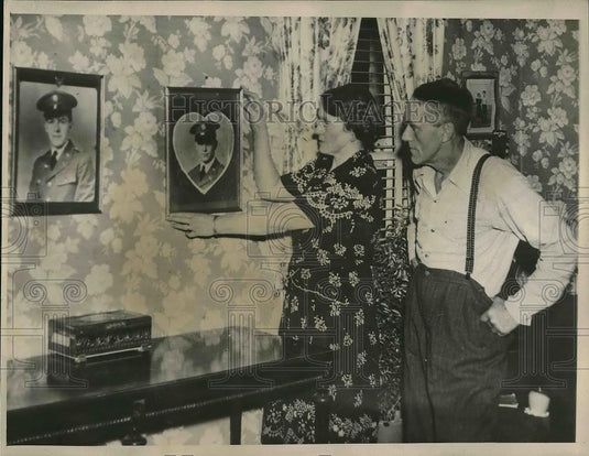 1945 Press Photo Mrs. and Mrs. Arthur G. Milks Looking At Sons Killed at War - Historic Images