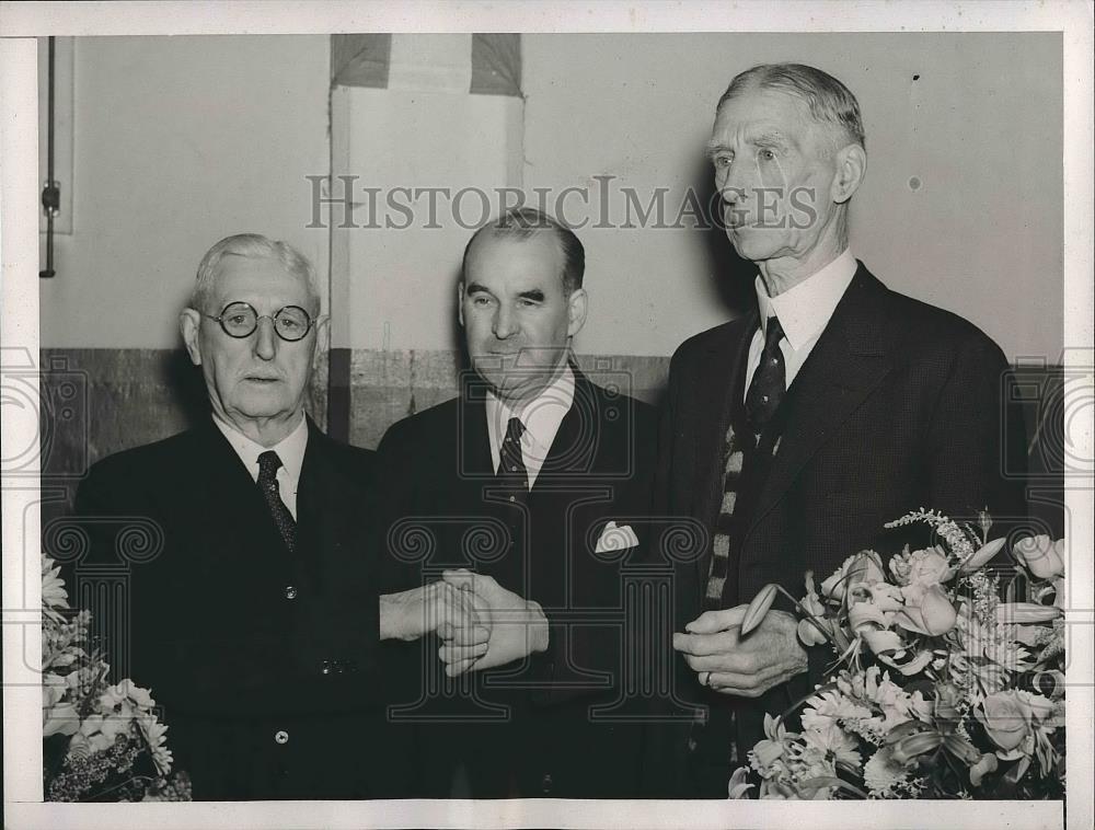 1937 Press Photo Michael McGillicuddy Philadelphia Athletics Connie Mack - Historic Images