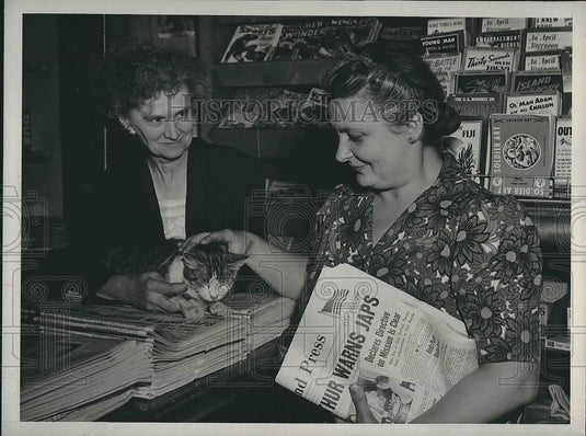1945 Press Photo Mrs. Genie Pittsley Pets Kitten with Mrs. Mary Kamenar - Historic Images