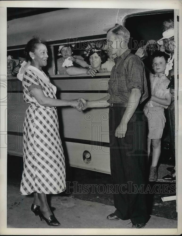 1936 Press Photo Faith Victory welcoming Gordon Bergeron from Seattle - Historic Images