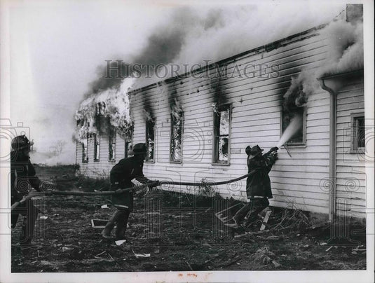 1962 Press Photo Firemen Hose Down Burning House - Historic Images