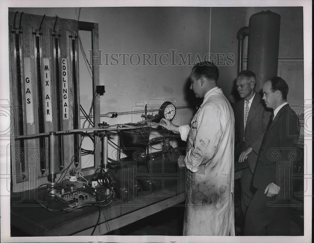 1952 Press Photo Fred Kelly, Joseph Garrett and William Armstrong at laboratory - Historic Images