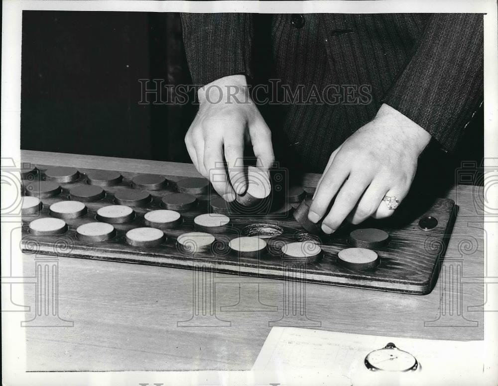 1941 Press Photo Cleveland Employment Security Center Minnesota Turning Board - Historic Images