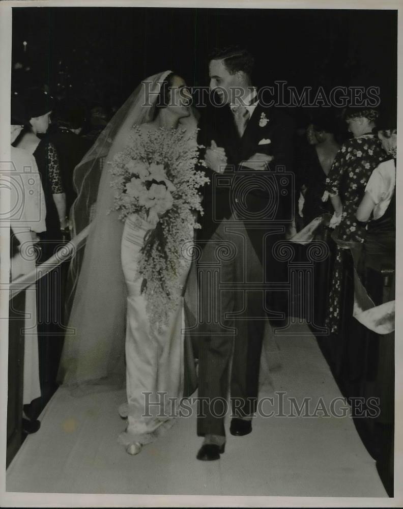 1934 Press Photo Mr. and Mrs. Richard F. Baldwin III leaving St. Peters Church - Historic Images