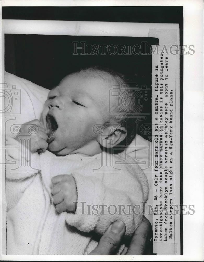 1953 Press Photo Four Day old Blacket market baby from Brooklyn - Historic Images