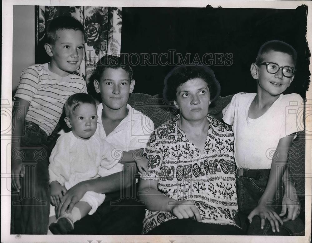 1955 Press Photo Zilka Family Gregory Joseph Jr Rite Mary Raymond - Historic Images