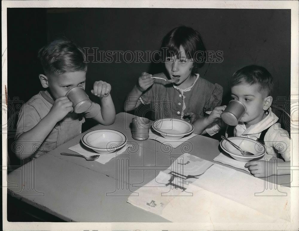 1944 Press Photo Bruce Mac Collum, Jeanette Riegs, Robert Doyle at West Side - Historic Images