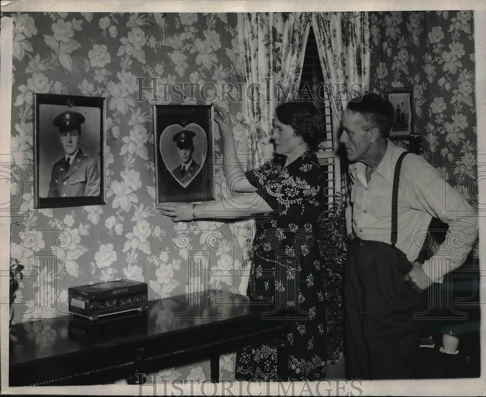 1945 Press Photo Mr. and Mrs. Arthur G. Milks - Historic Images