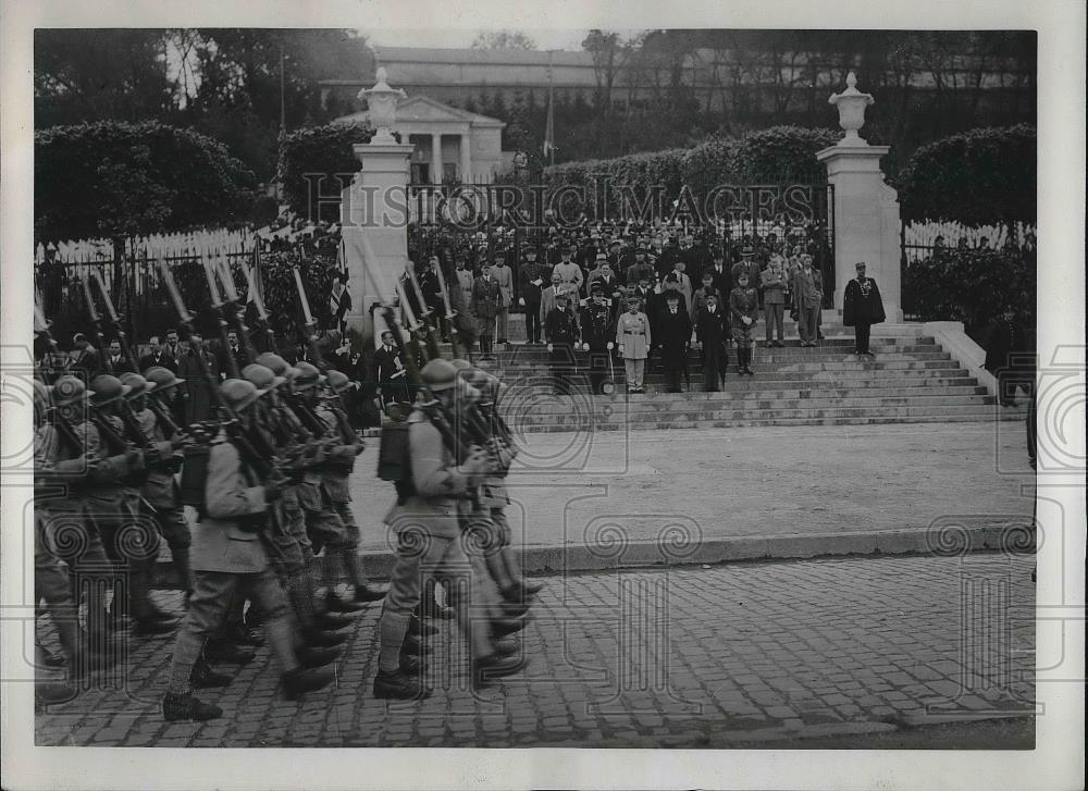 1932 Press Photo Memorial Day service by troops at Surenes, France cemetery - Historic Images