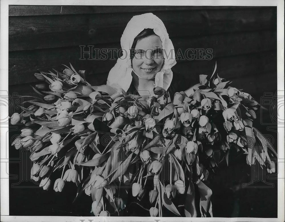 1935 Press Photo A lady in Dutch costume with armload of tulips - Historic Images