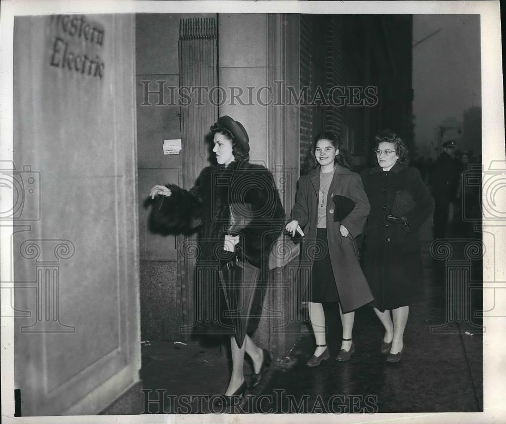 1946 Press Photo Western Electric Plant New York Striking Workers - Historic Images