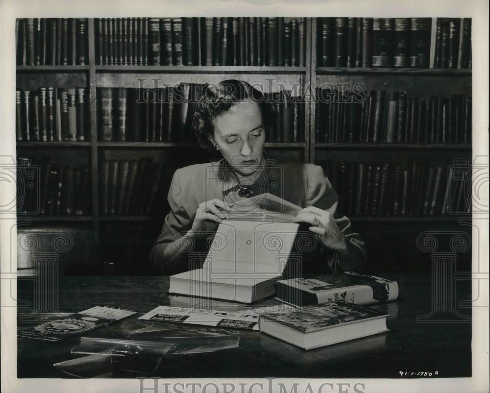 1950 Press Photo Employee Introducing Transparent Book Cover By Saver Company - Historic Images