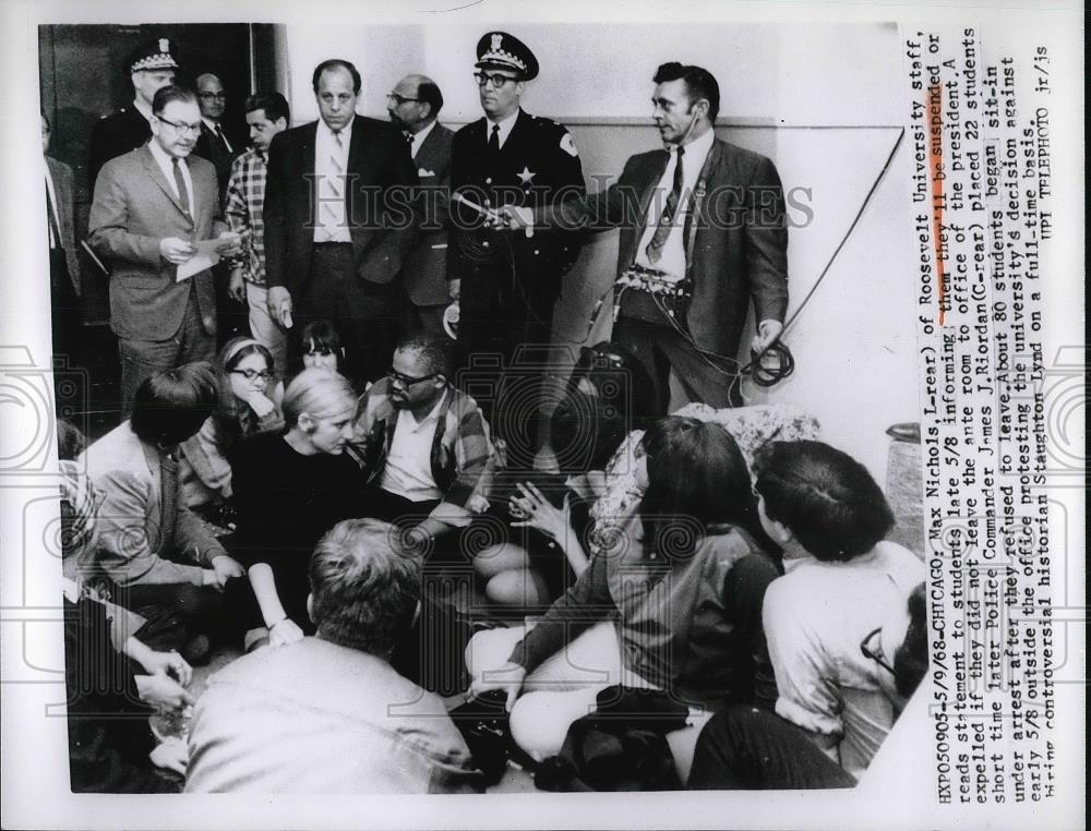 1968 Press Photo Max Nichols of Roosevelt University staff reads statement - Historic Images