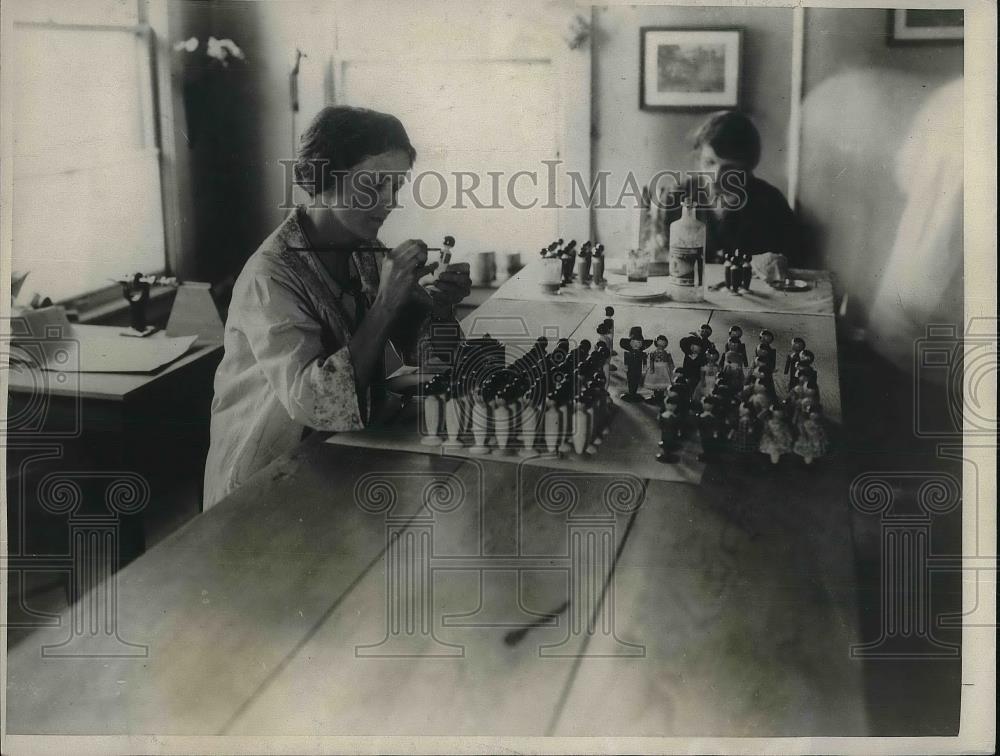 1923 Press Photo Miss Harriet Robinson making wooden dolls - Historic Images