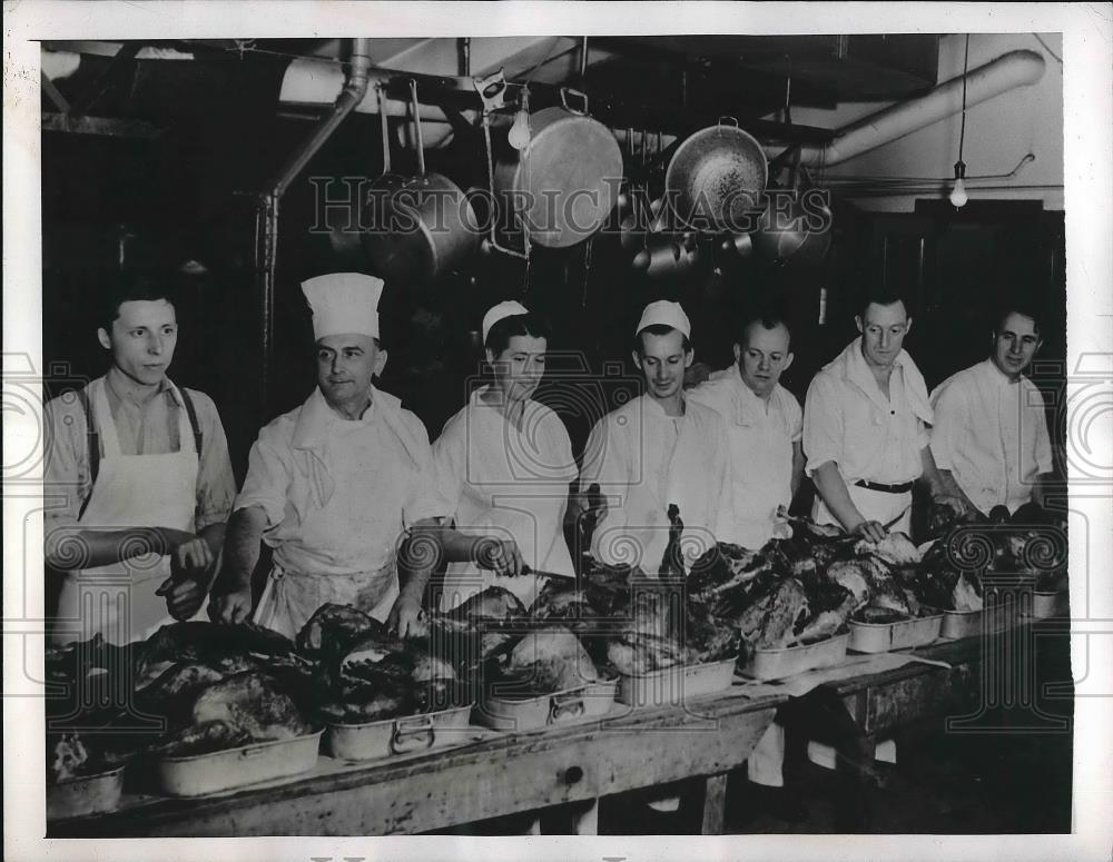 1943 Press Photo Chefs &amp; Members Of The Cooks &amp; Pastry Cooks Preparing Food - Historic Images