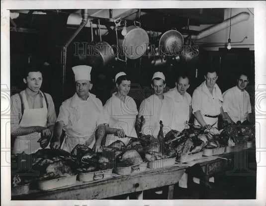 1943 Press Photo Chefs & Members Of The Cooks & Pastry Cooks Preparing Food - Historic Images