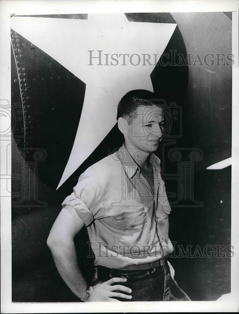 1942 Press Photo Private Alexander Zoretsky, Radio Operator U.S. Army Bombers - Historic Images