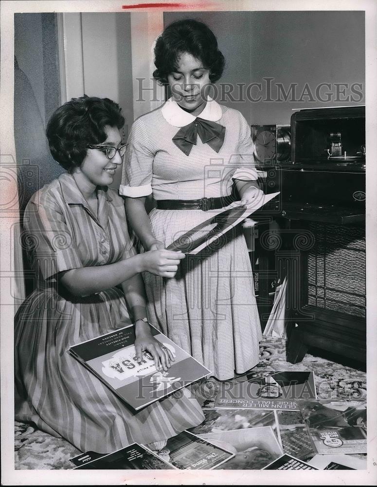 1962 Press Photo Teen of the Week Lynne Zegiob, Sister Laurie Zegiob - neb14919 - Historic Images