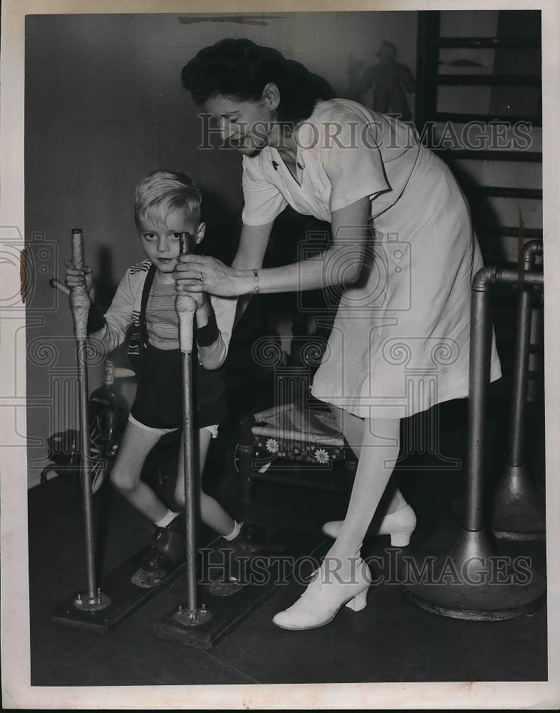 Press Photo Physiotherapist Ms.Margaret Monahan of Rose Mary Home. - Historic Images